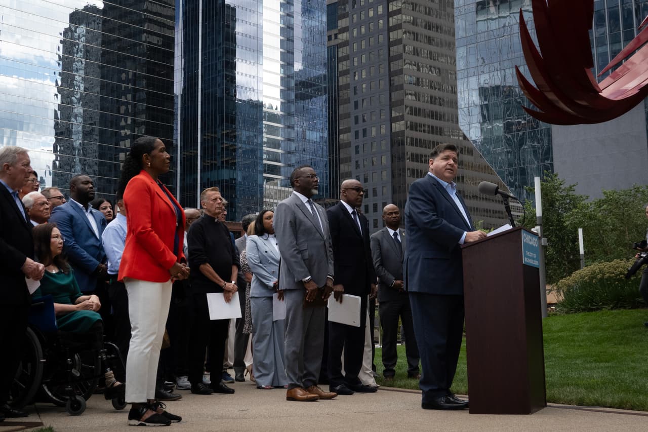 “Nadie aquí presente afirmará que hemos resuelto todos los crímenes en Chicago… pero llamar al ejército a una ciudad estadounidense para invadir nuestras calles y barrios y
<b>perturbar la vida de la gente común es una acción extraordinaria</b>”.
<br>