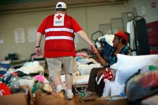 Considere posibles sitios alternativos para hospedarse considerando que las restricciones por la pandemia siguen vigentes. Haga un plan con los miembros del hogar, y/o compañeros de trabajo. Discútalo y practíquelo. Asuman roles de acción.
<br>