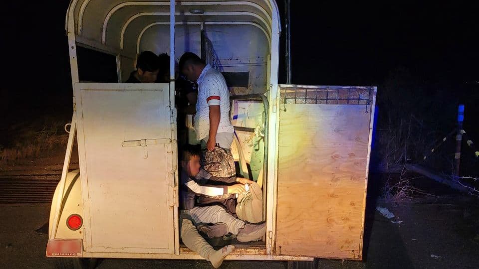 En la camioneta descubrieron a cuatro migrantes y otros cinco iban escondidos en el tráiler. El conductor, un ciudadano mexicano, enfrenta cargos criminales.