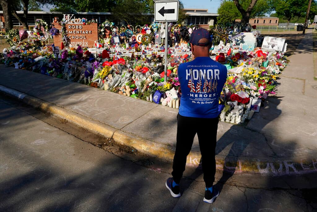 Las flores ocupan todos los espacios, los globos y los peluches son regalos para los 19 niños que están en el cielo.