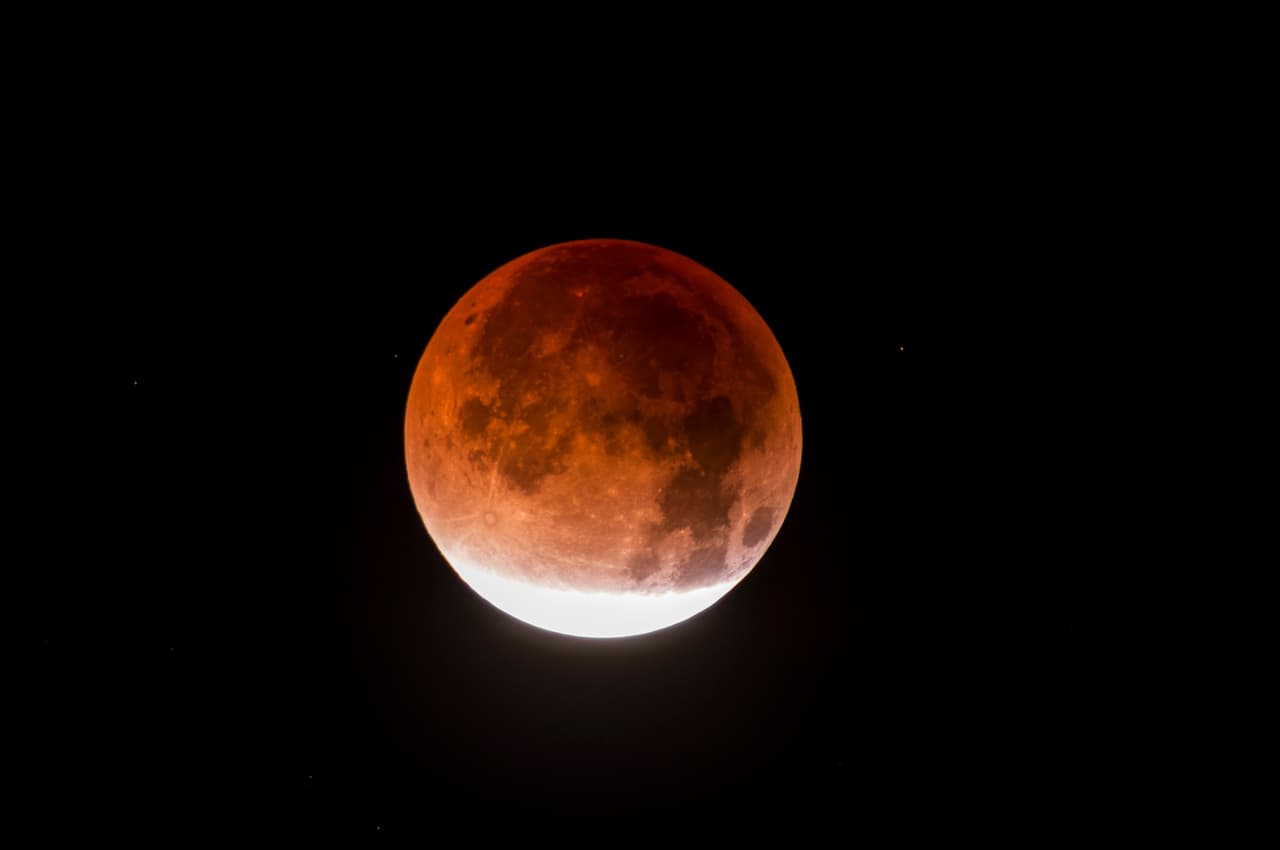 Sin embargo, aunque la llamamos “azul”, la luna no cambia de color durante ese plenilunio especial. Hay ocasiones que se ha visto teñida con ese color debido a contaminaciones de la atmósfera, otras veces se ver roja, como teñida de sangre lo cual ha dado pie a muchas supersticiones. Por Profesor Zellagro.