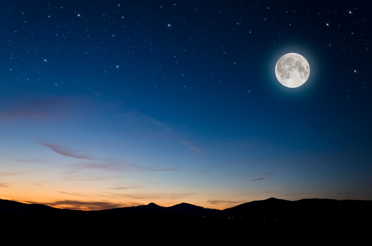 En términos sencillos la Luna azul es simplemente la segunda luna llena que ocurre en un solo mes civil y sucede porque el intervalo promedio entre las lunas llenas –o plenilunios- es de unos 29,5 días, mientras que la duración de un mes medio es de 30,5 días. Por Profesor Zellagro.
