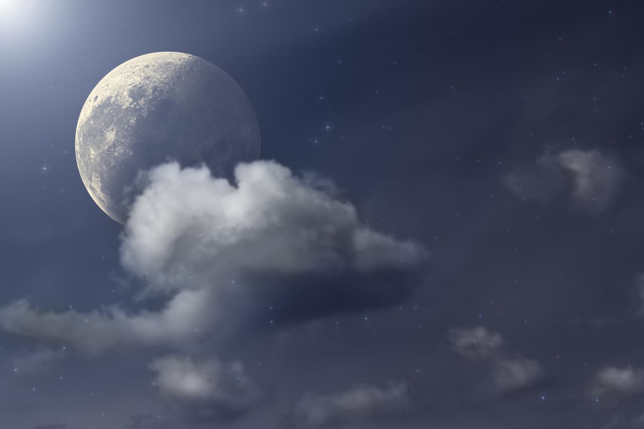 Ya bien sea polvo o humo, las partículas minúsculas causan un efecto peculiar al claro de la luna (o luz del Sol pues la Luna está reflejando el Sol como un espejo) que pasa a través de ellos ya que dispersan la luz en diferentes direcciones, y como consecuencia nuestra hermosa Luna tendrá un tinte azul. Por Profesor Zellagro.