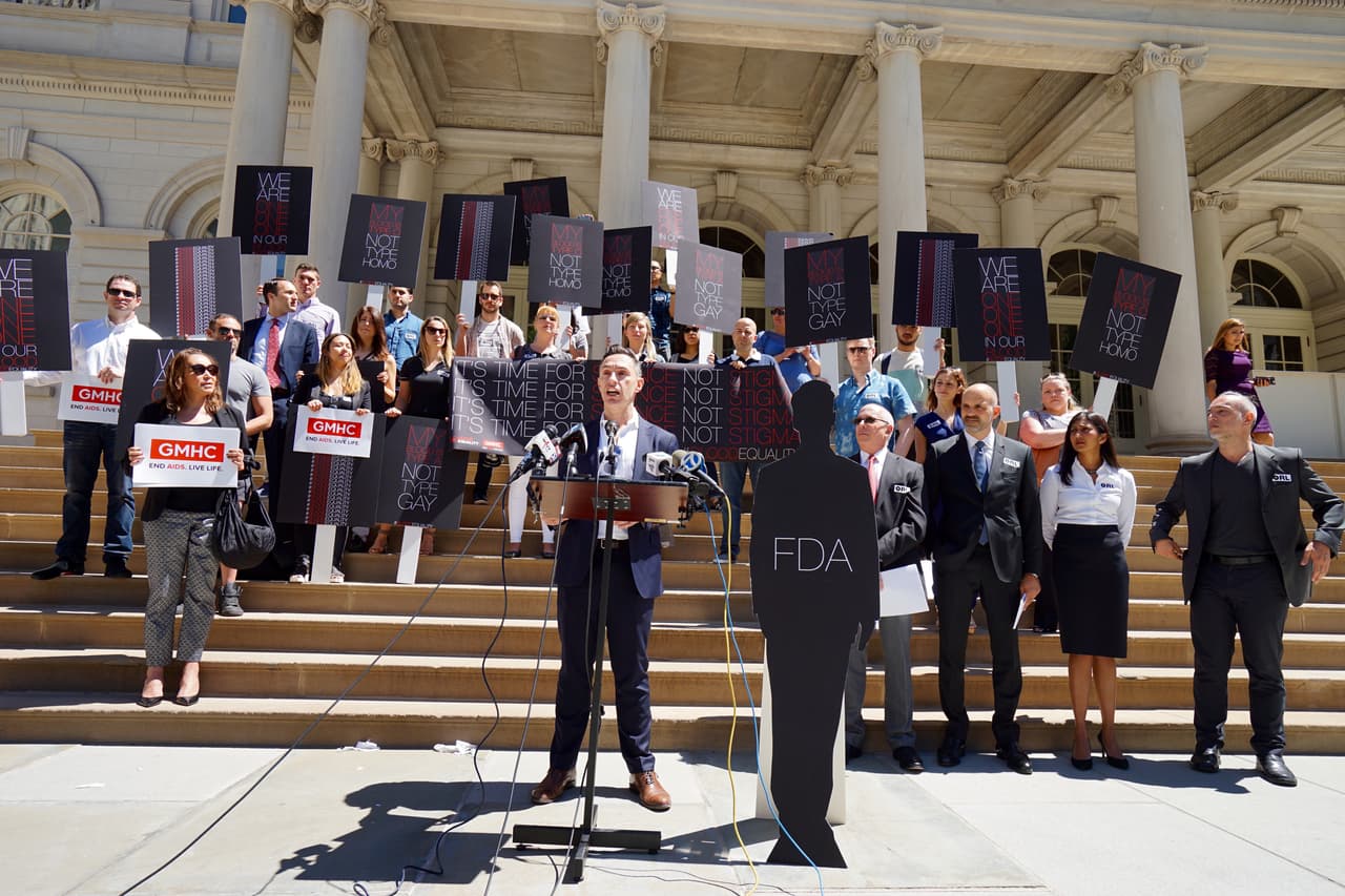 Médicos y activistas de NYC presionan a la FDA para que permita donar sangre a los gays