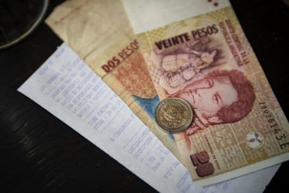 La sexta posición es del ya mencionado Argentina, junto con Colombia, Uruguay y Portugal, con siete defaults o reestructuraciones.