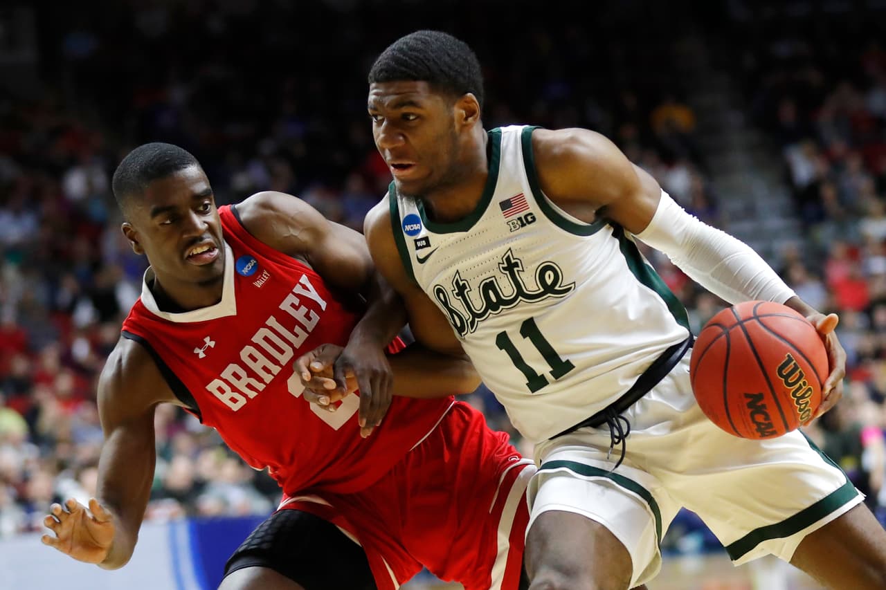 <b>Bradley (15) 65-76 Michigan State (2)</b>. El paseo que se auguraba por parte de los Spartans nunca llegó pues los Braves fueron muy bravos y el juego se complicó hasta los minutos finales del segundo medio. Cassius Winston brilló por Michigan State con 26 unidades en este duro encuentro de la Región Este.