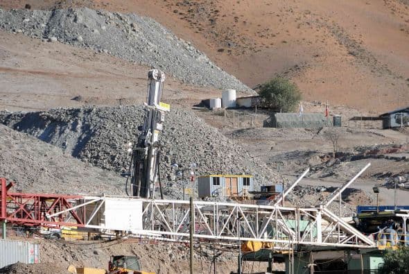 Las dos perforadoras que trabajan en el rescate de los 33 trabajadores de una mina en Chile superaron los 300 metros de excavación en su camino para llegar a donde se encuentran, dijo el coordinador de las tareas de rescate, René Aguilar.