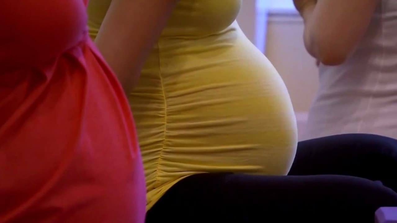 ¿Por qué bajó la tasa de natalidad en EEUU? Madres y especialistas hablan del tema