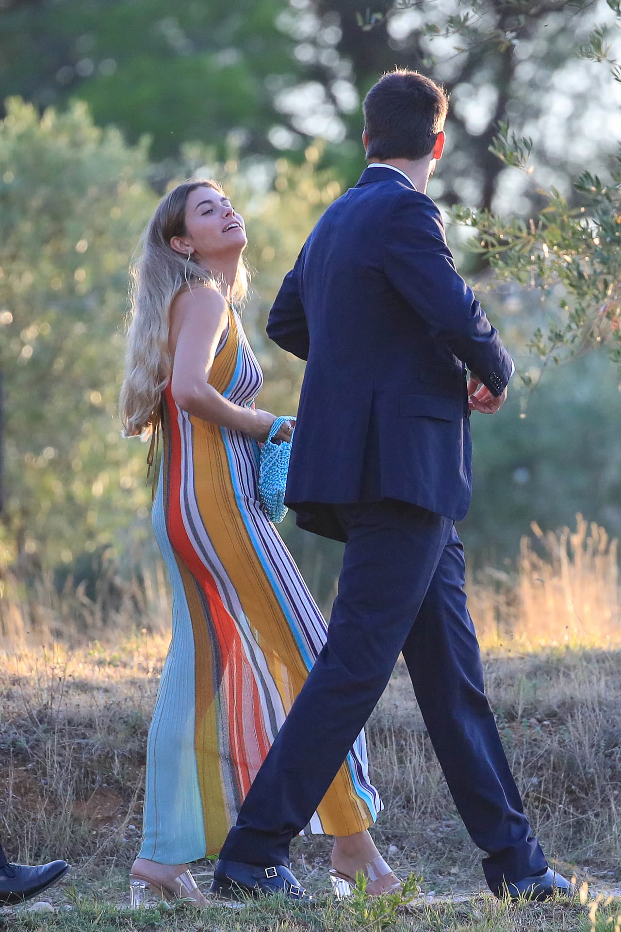 La sudamericana no solo lidia con el asunto de las fotos de su ex con Clara Chía Marti, sino también con tensas negociaciones con el equipo de abogados de Piqué. 
<br>