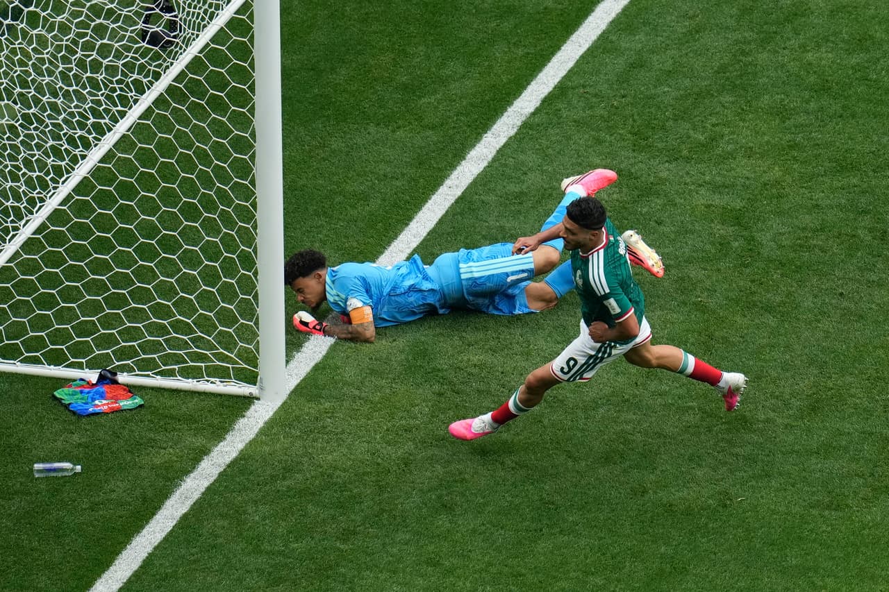 El mexicano Raúl Jiménez marca el segundo gol de su equipo durante el partido de fútbol del Grupo A de la Copa del Mundo entre México y Sudáfrica en Ciudad de México.