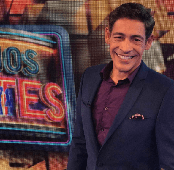 Durante su participación como juez de Pequeños Gigantes, Johnny lucía ya la cabellera más oscura.