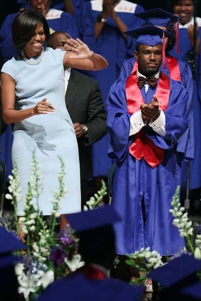 La primera dama Michelle Obama habló sobre la educación en una ceremonia de estudiantes de secundaria.