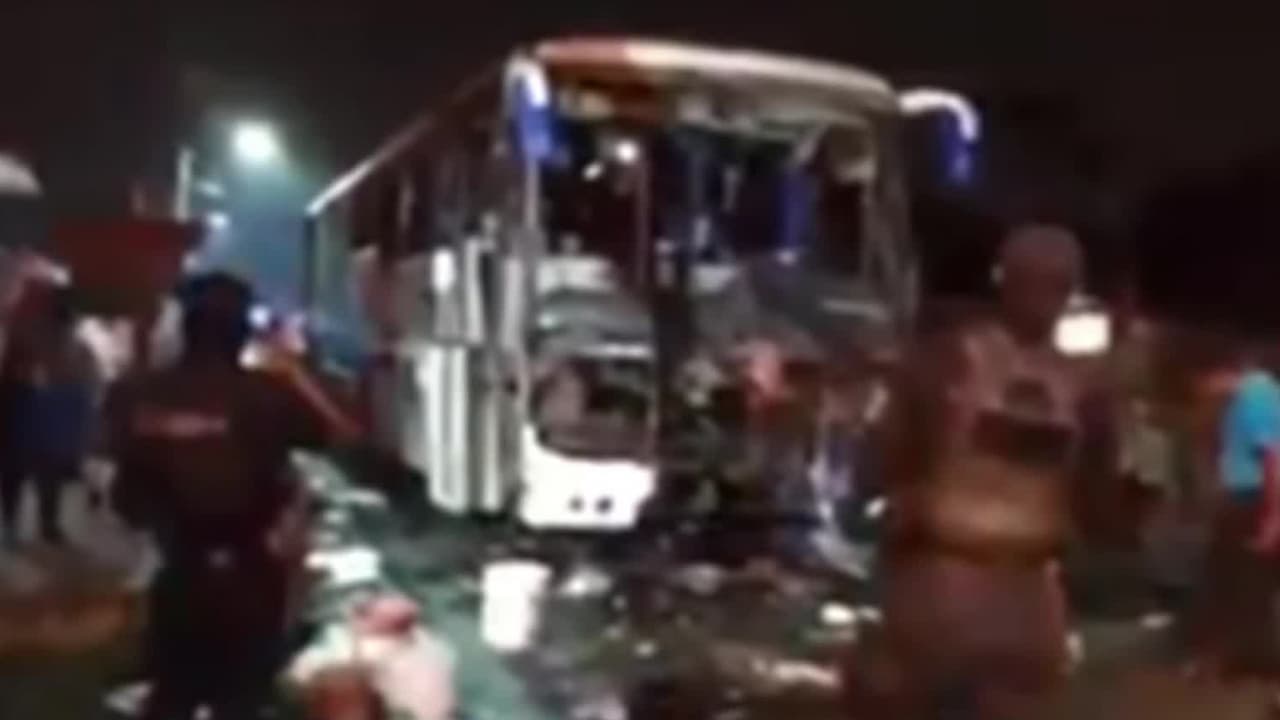<b>Autobús con peregrinos estalla en llamas luego de que un cohete de fuegos artificiales impactara al vehículo</b>
<br>
<br>La explosión ocurrió a bordo de un autobús mientras un grupo de peregrinos regresaba de visitar la Basílica de Guadalupe en México. De acuerdo con las autoridades, un cohete de fuegos artificiales impactó al vehículo y una chispa cayó dentro del motor, provocando que estallara en llamas. La mayoría de los pasajeros y el chofer sufrieron heridas graves.