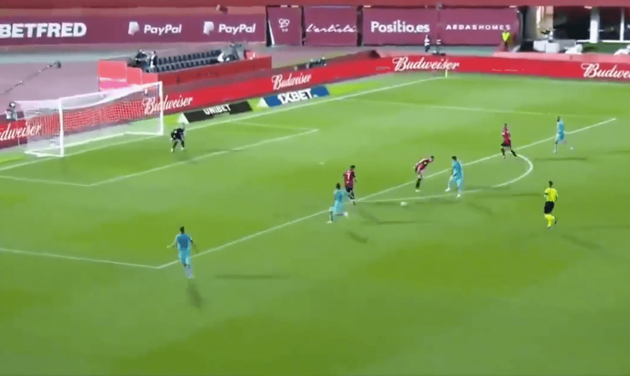 Messi pasó por detrás de su compañero y abrió espacio, quedó desmarcado en los linderos del área.