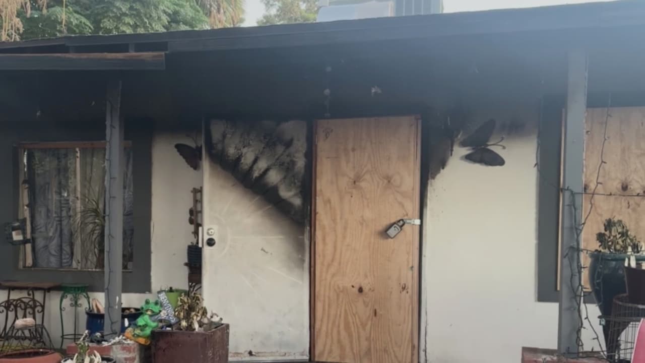 Intenso incendio destruye vivienda en Phoenix y deja sin hogar a una familia