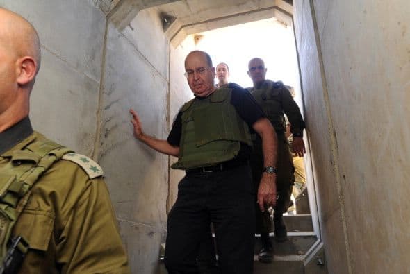 Los próximos pasos del movimiento islamista Hamás y de Israel son claves para detener la espiral de violencia que estalló el miércoles en la zona, en un aparente intento de la Yihad Islámica de arrastrar a ambas partes a un nuevo conflicto armado. "Israel considera a Hamás responsable de todo lo que ocurre (en Gaza): es el que ejerce la soberanía y el que debe responder por todo lo que ocurre", declaró un alto mando militar israelí en la zona, que reconoció que en los últimos meses no ve a milicianos de este grupo "participar en acciones terroristas". Para la Yihad Islámica, lanzar cohetes es "un medio excelente para avergonzar a Hamás, con el fin de demostrar que son ellos los que definen la agenda (política) en Gaza, mientras Hamás ha abandonado la yihad y la resistencia (armada) en busca del poder", escribe hoy el experto israelí en asuntos árabes y de Oriente Medio, Avi Isajarov. Organización mucho más pequeña, versátil e ideológica que Hamás, y sobre todo sin responsabilidades de gobierno, la Yihad trata de reavivar la lucha armada y "hace grandes esfuerzos para arrastrar (a ambas partes) a un nuevo conflicto", apelando en esta ocasión a la muerte de tres de sus hombres. Netanyahu debe decidir ahora "si quiere más violencia o seguir el toma y daca habitual con las milicias", subraya el académico.