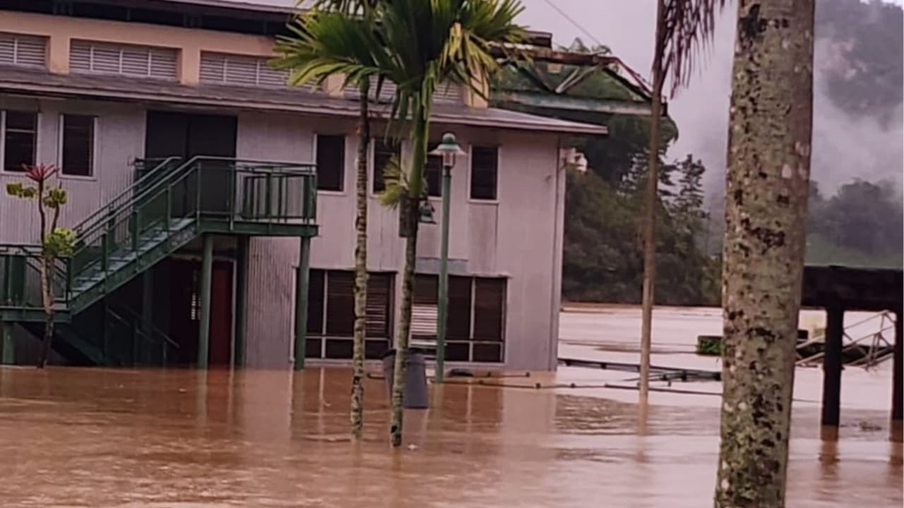 Las lluvias también provocaron derrumbes de tierra en los municipios de Aibonito, Morovis, Barranquitas, Naranjito, Utuado, Orocovis, Ciales y Yauco.