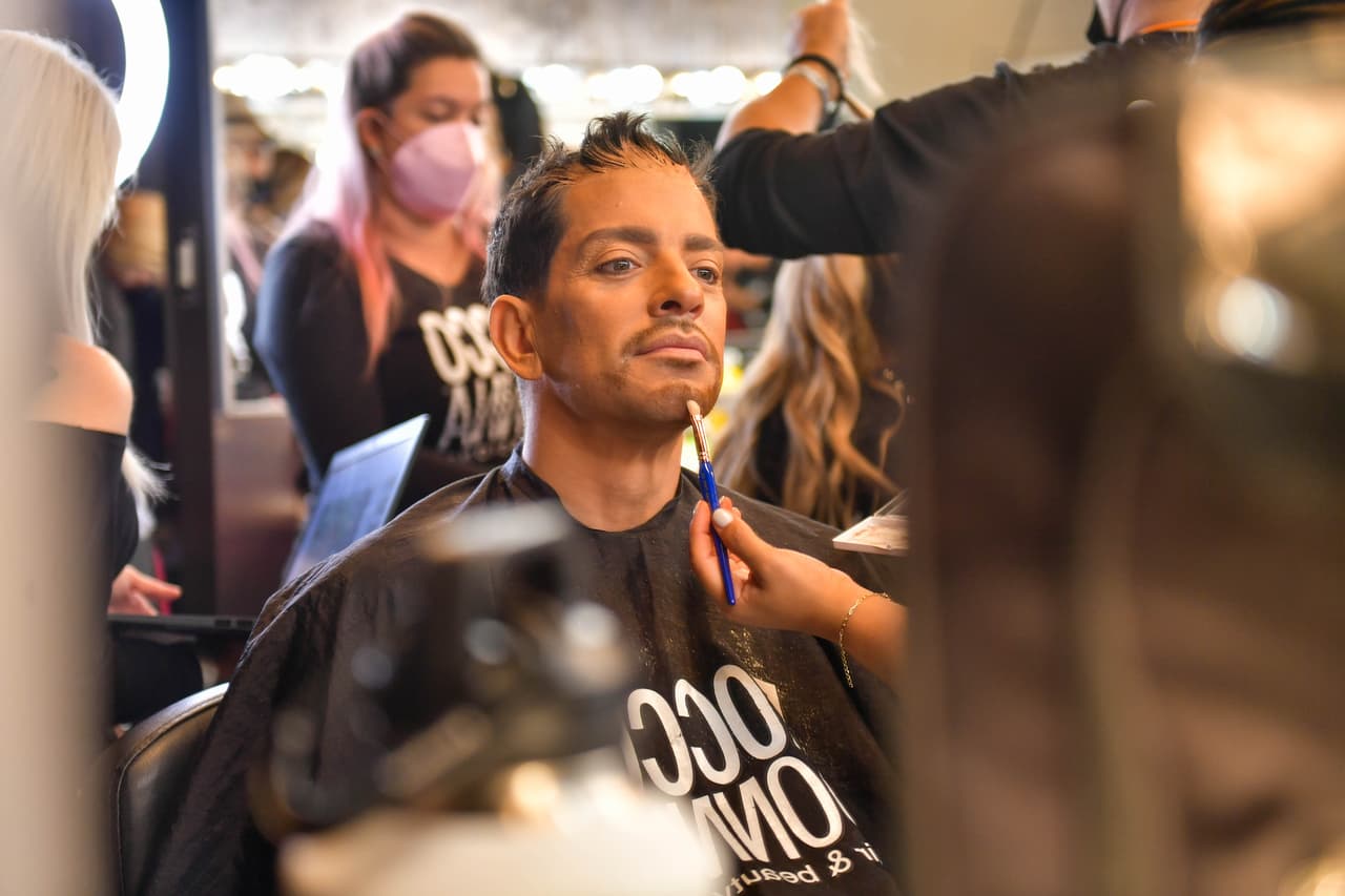 Las largas cabelleras han sido constantes en las actuaciones de 
<b>Yahir</b> durante la temporada y la semifinal no podía ser la excepción.