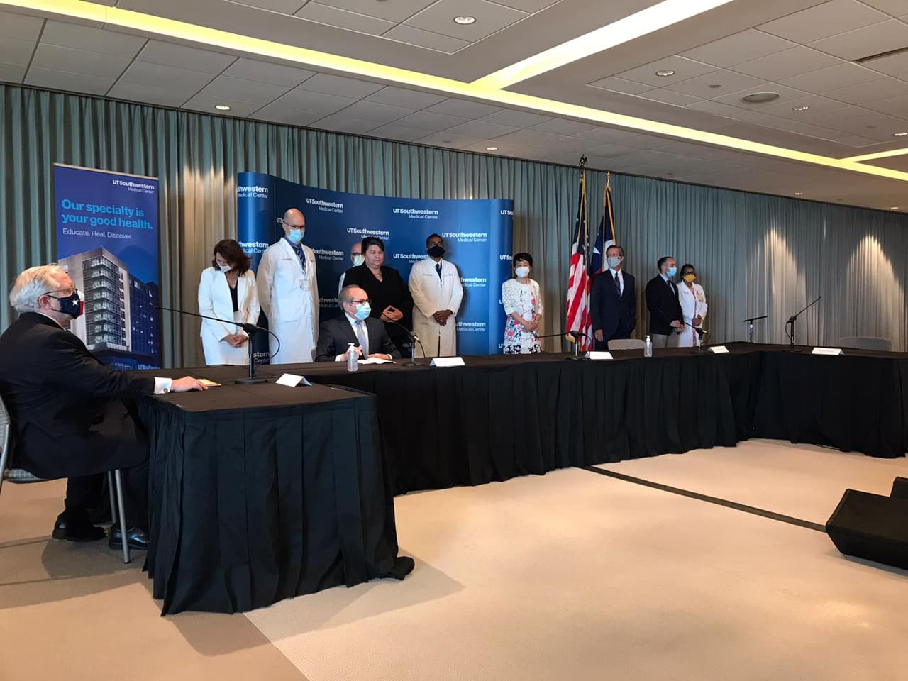 El gobernador además aseguró que los números de casos de Coronavirus y hospitalizaciones en el Estado han disminuido, en gran parte por el uso de mascarillas, pero advirtió que el virus no ha desaparecido.
<br>