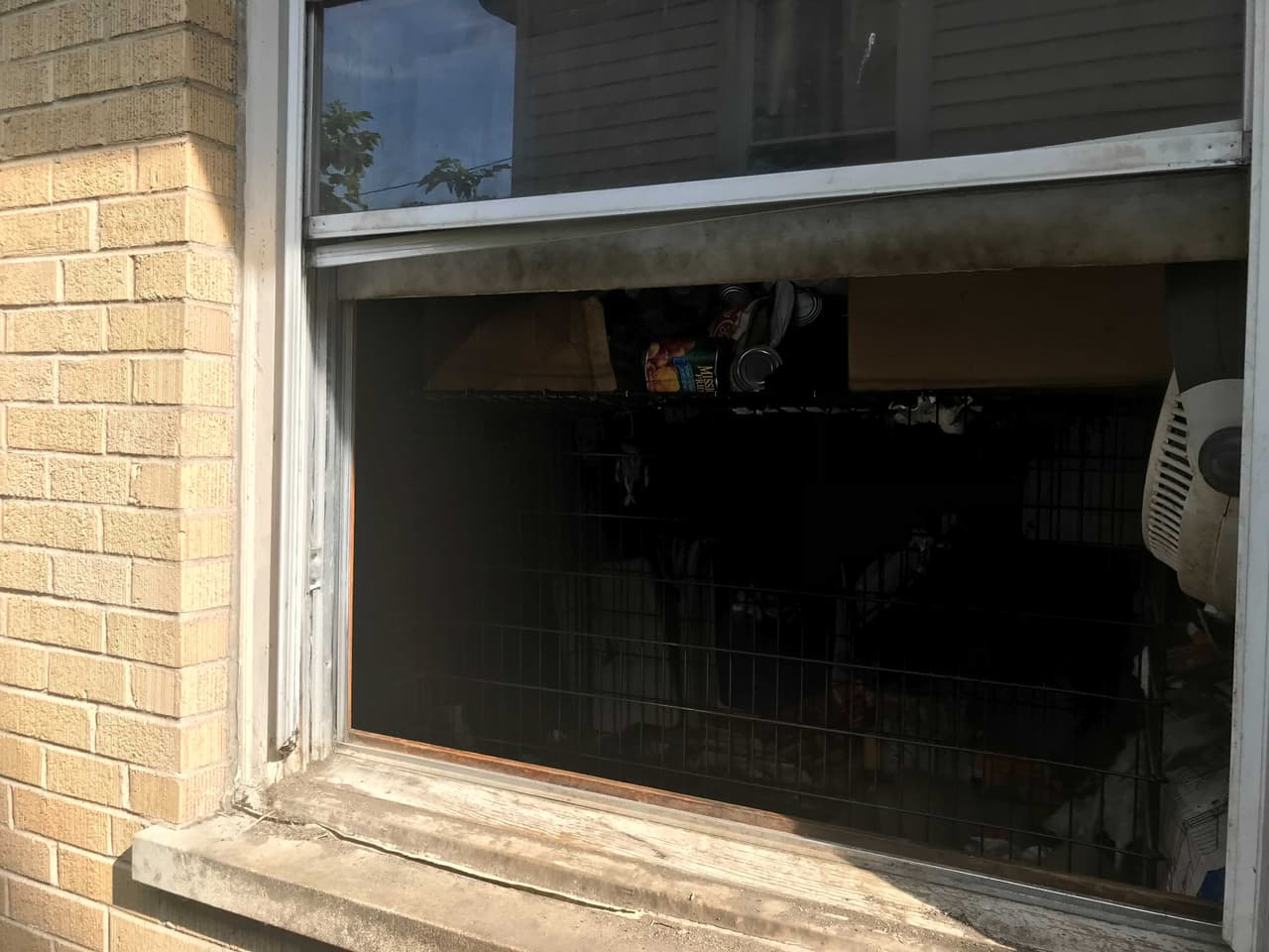 <b>¿Cómo sospecharon las autoridades?</b>
<br>Originalmente, la sospecha comenzó después de que la
<b>compañía de agua alertó a la policía de que el consumo de agua en ese inmueble era mínimo</b>. Algo similar reportaron con la compañía del gas y la electricidad.