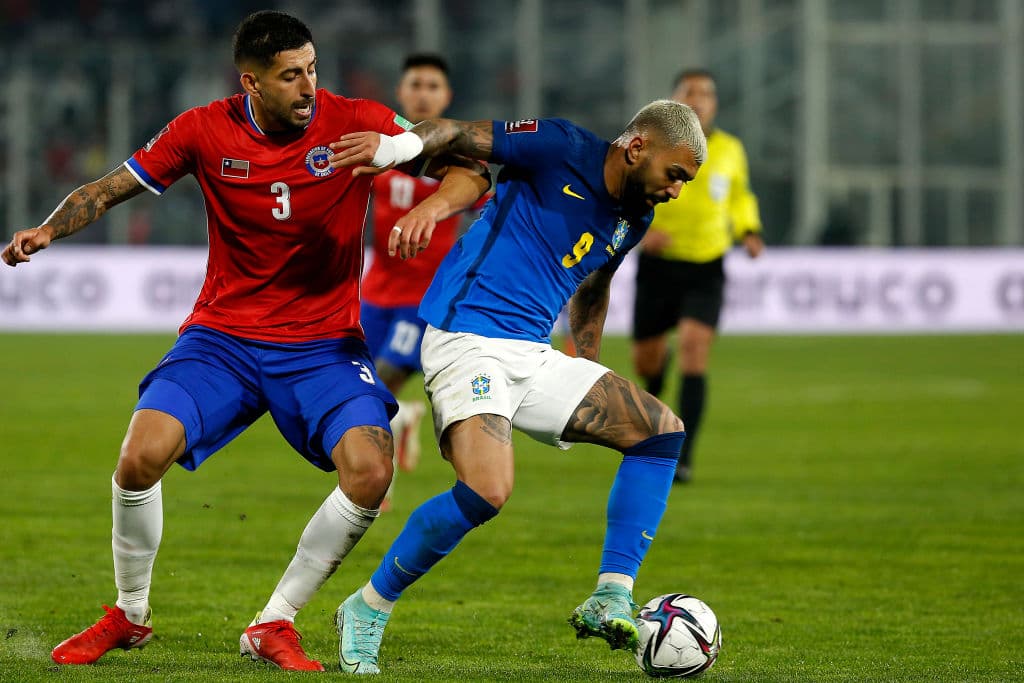 Brasil sufre para conseguir la victoria, pero el gol de Everton Ribeira le dio la victoria a los visitantes 0-1.