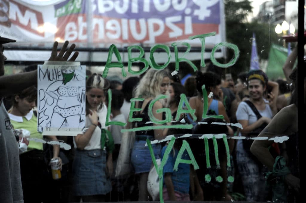 La propuesta para despenalizar el aborto en las 14 primeras semanas de embarazo había sido
<a href="https://www.univision.com/noticias/abortos/voto-historico-en-el-congreso-argentino-sobre-la-despenalizacion-del-aborto"> <u>aprobada en un primer debate por la Cámara de Diputados</u></a>, pero
<a href="https://www.univision.com/noticias/abortos/senado-de-argentina-rechaza-el-proyecto-para-legalizar-el-aborto"> <u>necesitaba la ratificación del Senado</u></a> para convertirse en ley, algo que no ocurrió: fue rechazada en agosto con 38 votos en contra y 31 a favor.