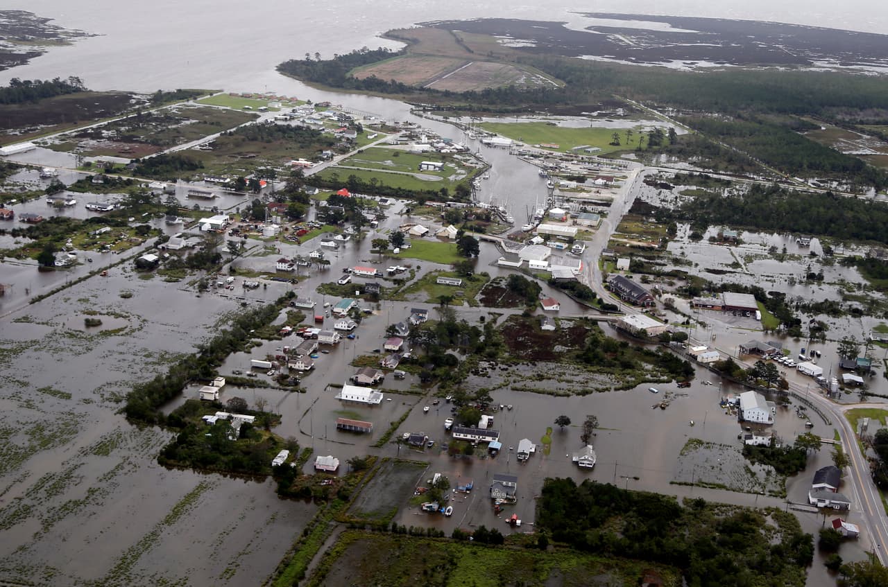 Una vista aérea de la inundación en la ciudad de Engelhard, Carolina del Norte. A medianoche del domingo, Florence se movía lento hacia el oeste a unas 3 mph (5 km por hora).