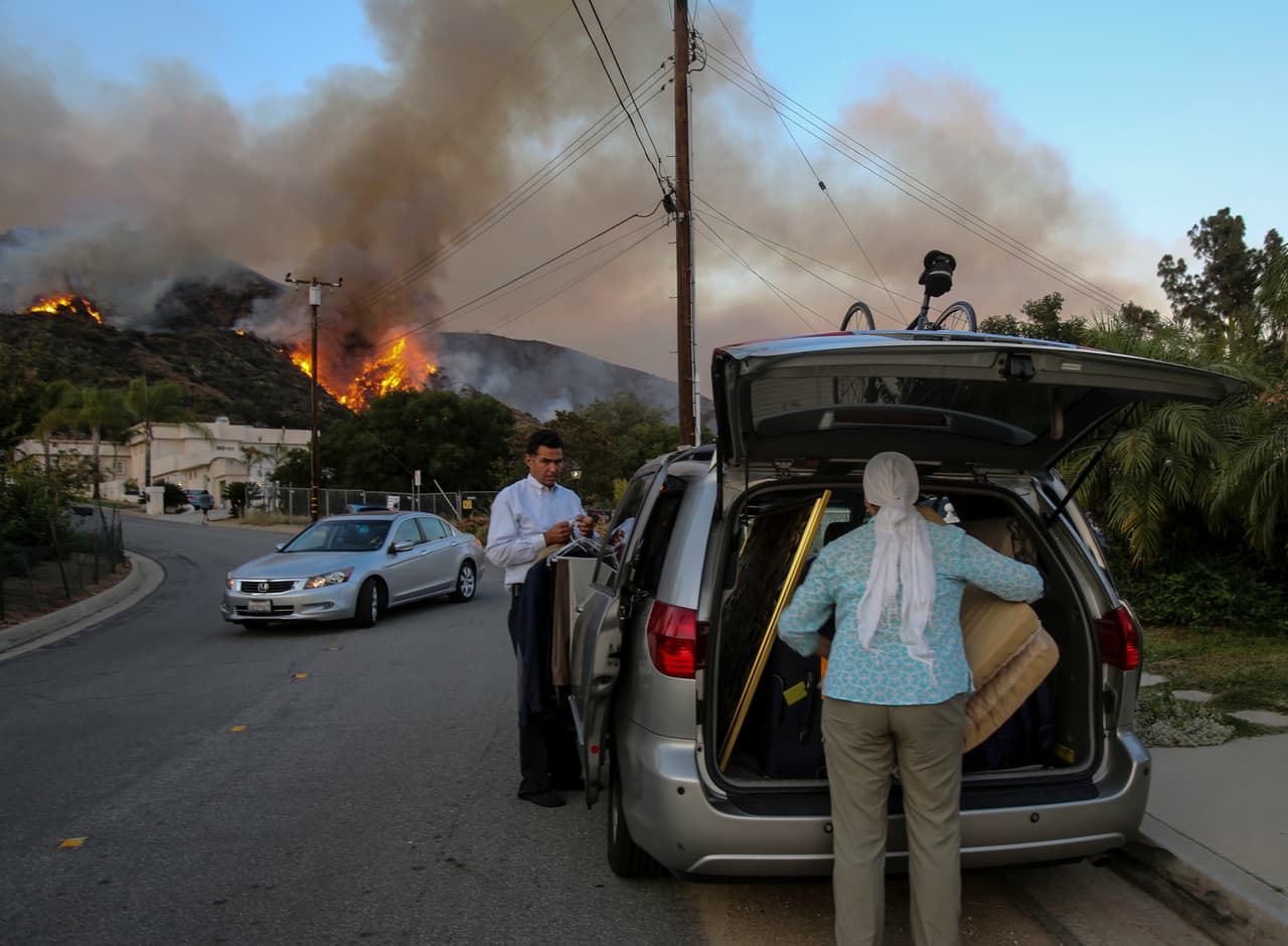 Centenares de evacuados por el incendio forestal en Los Ángeles regresan a casa