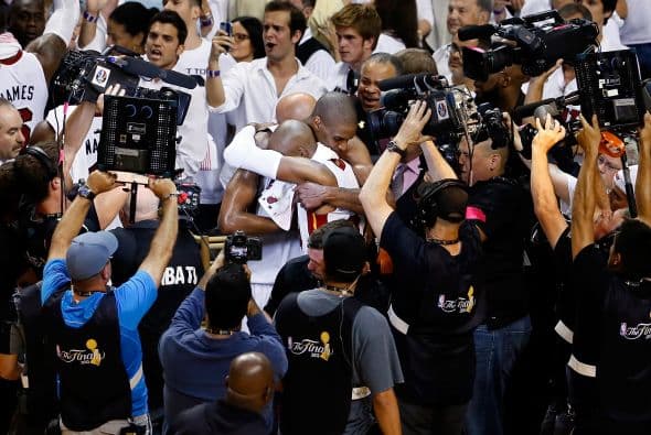 Habrá séptimo juego entre los Spurs y los Heat (30 fotos) ¡Locura total! Un juego electrizante, inolvidable, donde ambos equipos dieron una demostración inolvidable en el American Airlines Arena, manteniendo en vilo a los fanáticos en San Antonio y en Miami, primero durante los 48 minutos regulares y después en los 5 minutos de OT. .Tim Duncan, con una clásica demostración durante todo el partido, anotó más tantos en la primera mitad que la combinación de los 3 de Miami, Wade-James-Bosh 25/21, facilitando que los Spurs dominaran al Heat hasta comenzar el cuarto período, cuando Miami llevo a cabo un cambio de jugadores. Cuando solo faltaban 5 segundos para coronarse campeones los San Antonio Spurs, el incomparable Ray Allen empató el partido con un tiro de 3 puntos, forzando el OT. Con 1:43 en el reloj, LeBron James (triple/doble, 32 puntos, 11 asistencias y 10 rebotes) encaramó al Heat 101-100, y al concluir el OT, de nuevo Allen realizó una formidable jugada defensiva, dando dos puntos más al Heat, que terminó, a pesar de los umpires y para desconcierto de los comentaristas que daban el cetro a San Antonio, 103-101 sobre los Spurs. .