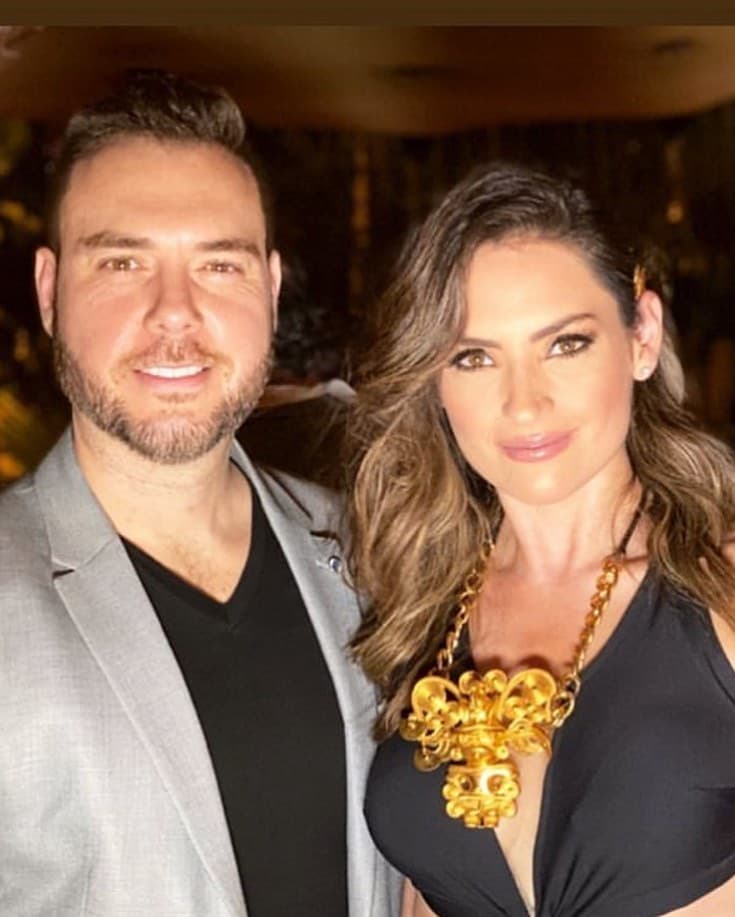 Comenzaron su relación y ambos residían en México cuando aprendieron a trabajar con las distancias. Llegó un momento en el cual ella residía en la Ciudad de México y él en Monterrey.