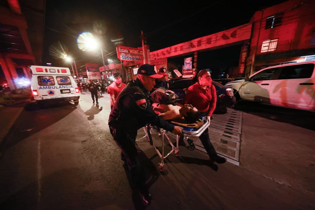 Además, también se han contado 79 personas heridas que han sido trasladadas a centros médicos de la ciudad.