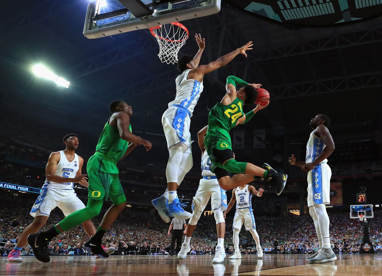 Isaiah Hicks mantuvo de nuevo su poderío bajo el aro tanto en defensica como en la ofensiva. Ese punto resulta clave para North Carolina.