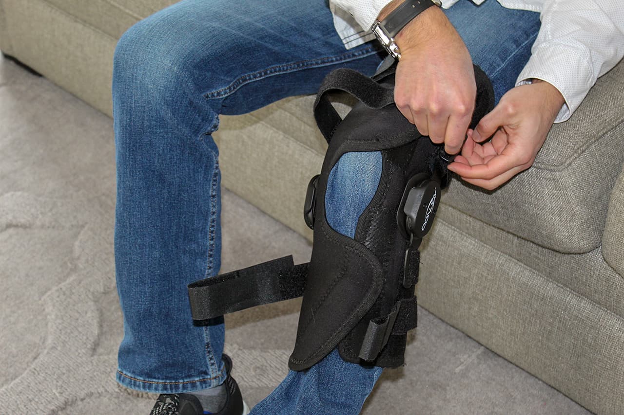 La aseguradora de Esteban Serrano, Aetna, negoció solo 52.59 dólares del valor total de la rodillera.
<br>