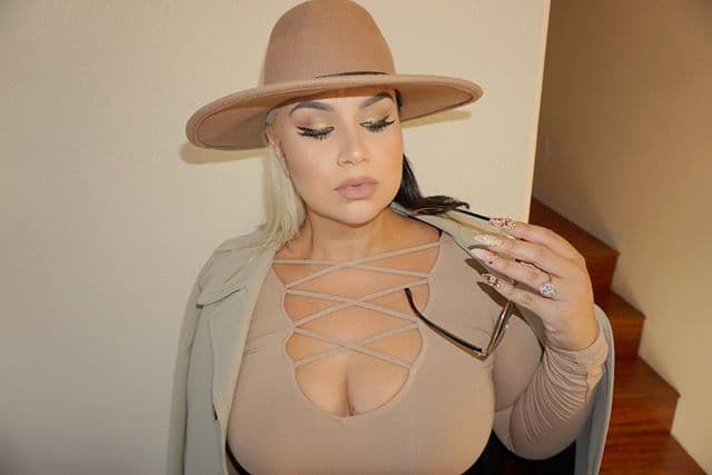 Delineador básico para los ojos, sombras color tenue que haga juego con sus ojos y el toque es un lip síper nude.