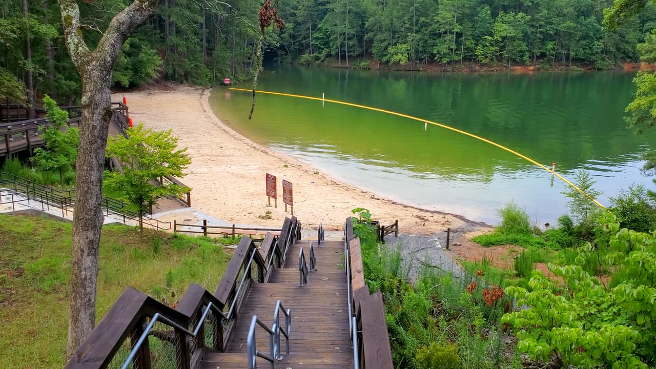 La playa tiene acceso por medio de escaleras y una rampa.