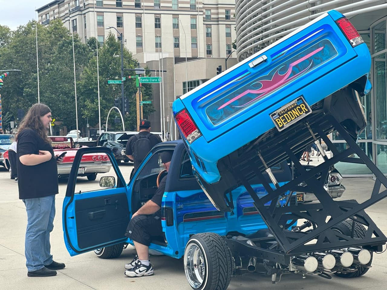 En un aniversario significativo, la comunidad de los Lowriders en San José celebró este 1 de septiembre la eliminación de la prohibición local que les impedía circular por las calles de la ciudad. 
<br>
