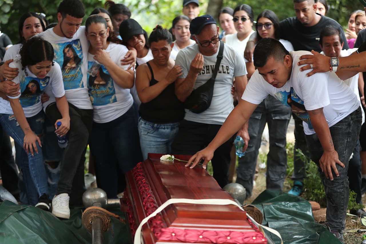 Esta es la otra imagen de la devastación. Familias despidiéndose de sus seres queridos que fallecieron en el terremoto. Este es el funera de Lorena Restrepo, quien fue hallada sin vida entre los escombros de su edificio derrumbado. Sebastian Iguira (derecha) es su esposo. (Foto AP/Santiago Saldarriaga)