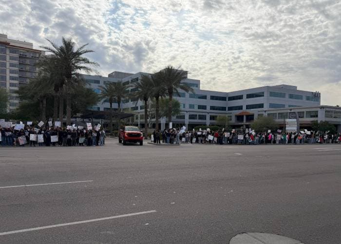 Con pancartas y consignas, los manifestantes caminaron pacíficamente sobre las banquetas.