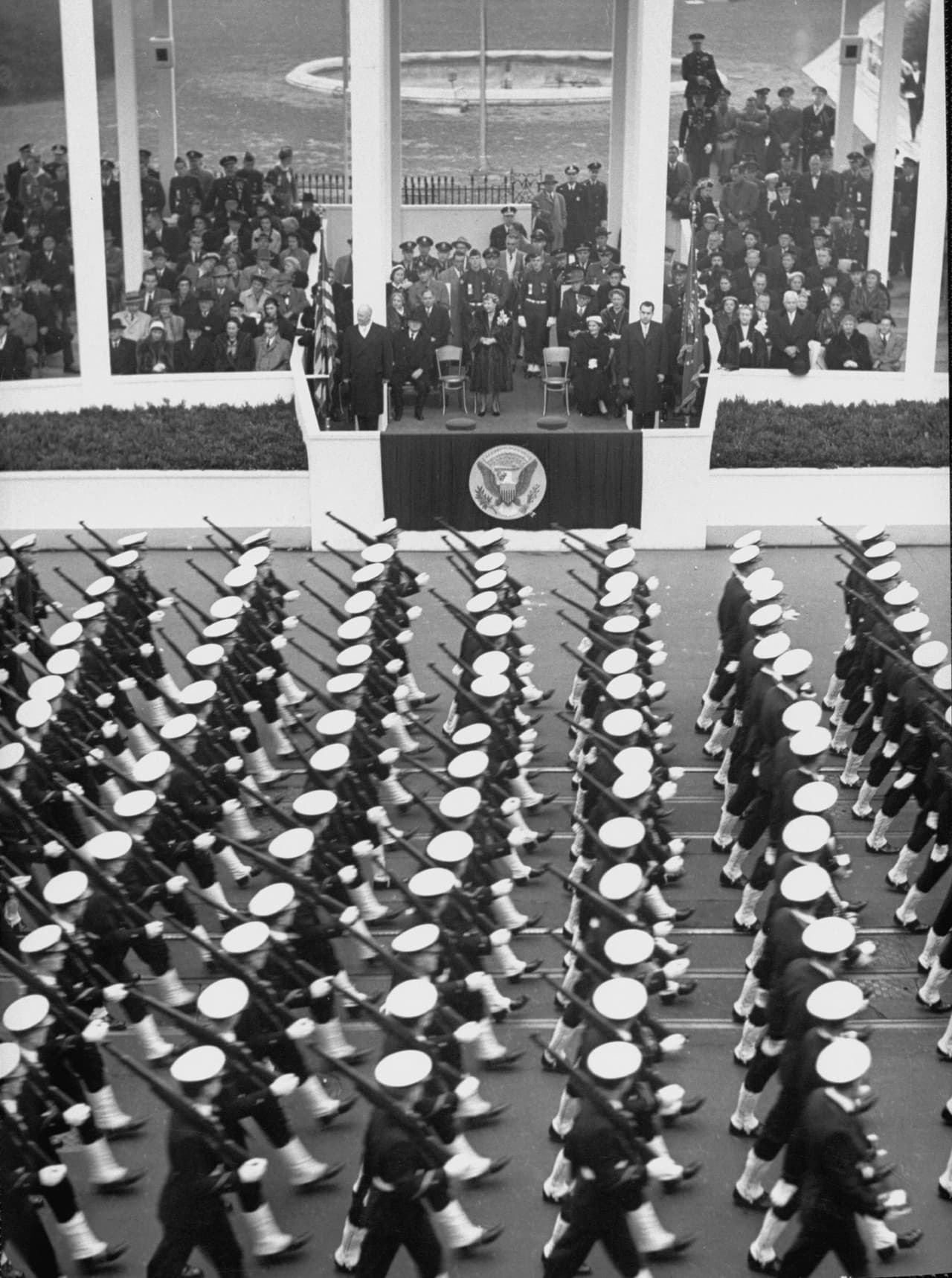 Soldados armados caminaron frente al presidente Dwight Eisenhower, quien llegó a la Casa Blanca impulsado por la popularidad que obtuvo como uno de los generales más destacados de la Segunda Guerra Mundial.