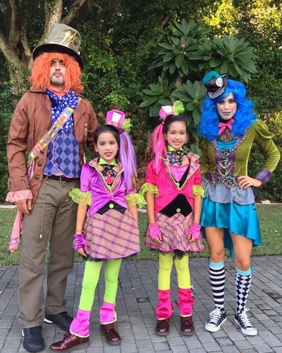 Tanto ella, como su familia, se divirtieron luciendo al estilo del 'Sombrero Loco'.