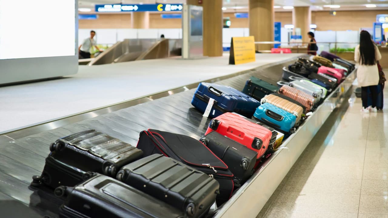 <h3 class="cms-H3-H3">Un cambio histórico para Southwest</h3>
<br>
<br>Este anuncio representa un giro importante para la aerolínea, que 
<b>durante años ha utilizado su política de equipaje gratuito como un diferenciador frente a sus competidores</b>. Southwest es una de las pocas aerolíneas importantes en Estados Unidos que, por ahora, 
<b>no cobra por las primeras dos maletas documentadas</b>.
<br>
<br>Bob Jordan, CEO de Southwest, explicó que estos cambios buscan "profundizar y recompensar la lealtad entre Southwest y sus clientes más comprometidos". Además, destacó que 
<b>forman parte de una estrategia más amplia para atraer nuevos segmentos de clientes y mejorar la rentabilidad de la compañía.</b>