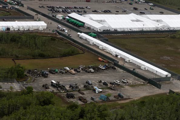Foto aérea que muestra las instalaciones del centro de detención en los Everglades de Florida.