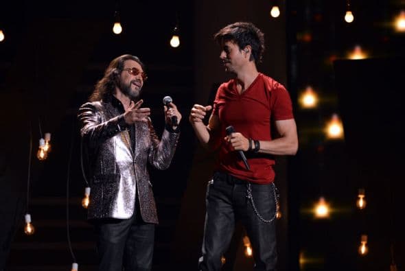 Los cantantes estremecieron el cantante de los miles de fans.