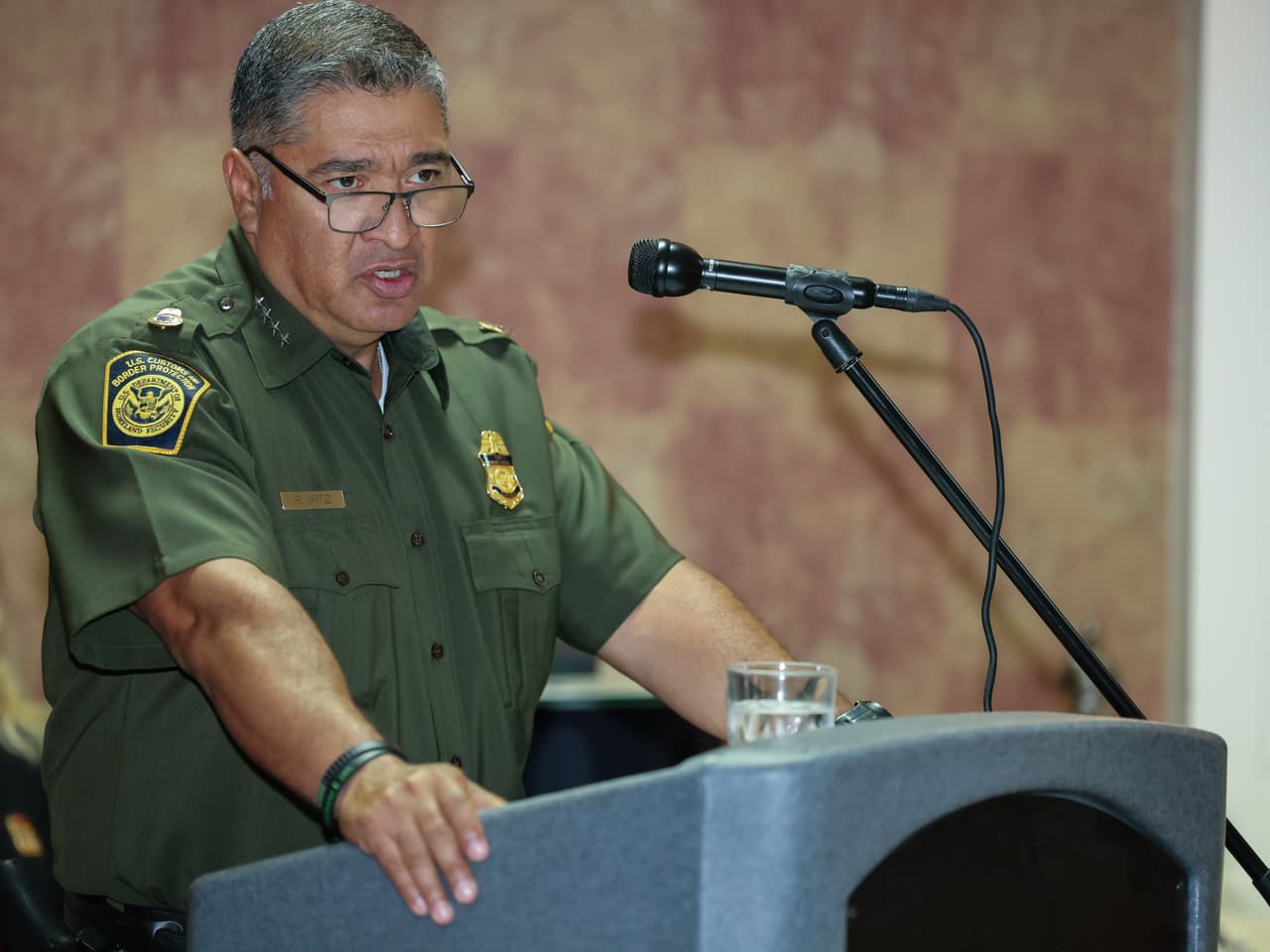 De origen hispano, Ortiz tiene más de 30 años de servicio. Tomó el mando de la Patrulla Fronteriza en junio de 2021.