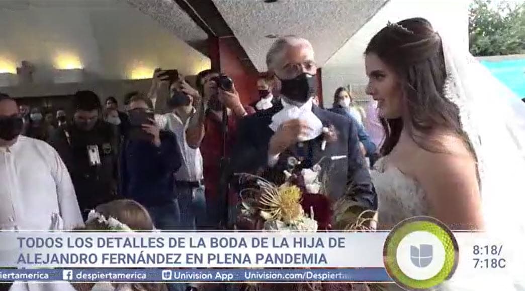 "A los invitados 
<b><a href="https://www.univision.com/noticias/salud/asi-funcionara-la-prueba-casera-de-coronavirus-que-ya-fue-aprobada-por-la-fda" target="_blank">se les pidió previa prueba</a></b> de covid-19 negativa para darles su número de confirmación al evento", explicó respecto a las medidas sanitarias que fueron tomadas.
<br>