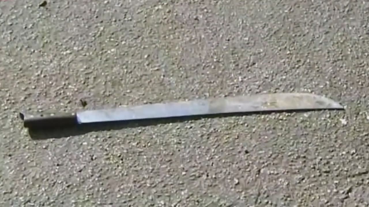 Un hombre con machete en mano amenaza y atemoriza en Hialeah