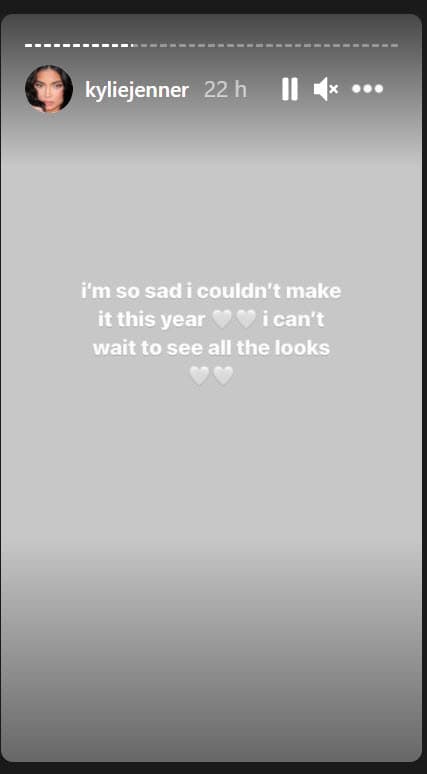 "Estoy tan triste por no haber podido asistir este año", escribió en Instagram, "no puedo esperar a 
<b><a href="https://www.univision.com/famosos/kylie-jenner-aclara-conversacion-con-a-rod-y-luego-el-se-retracta-por-decir-que-ella-habla-de-lo-rica-que-es-fotos" target="_blank">ver todos los 'looks'</a></b>".