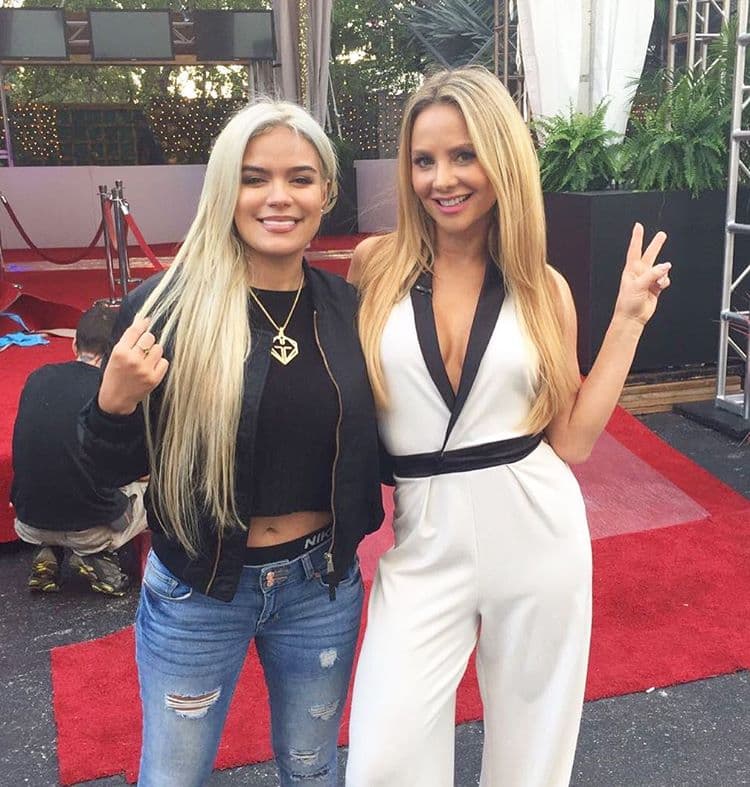 Con una compatriota, la bella Ximena Córdoba.