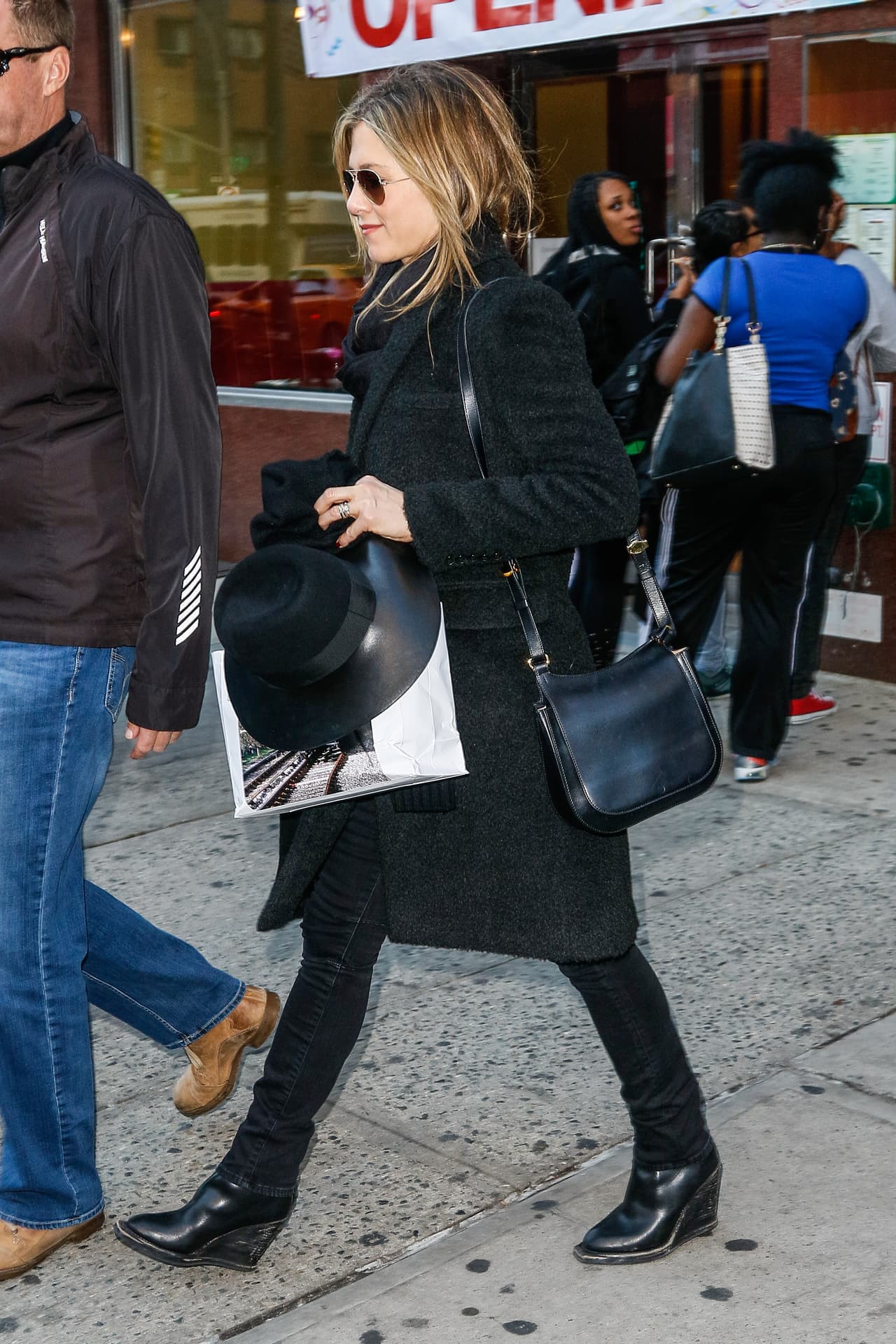 La parejita se demostró cariño frente a las cámaras.