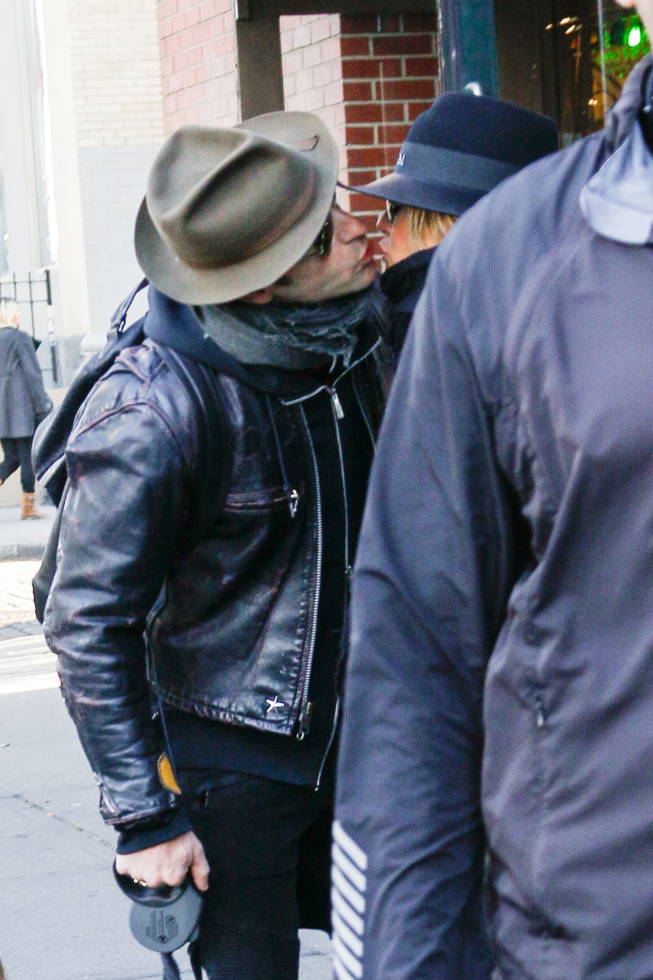 La parejita se demostró cariño frente a las cámaras.